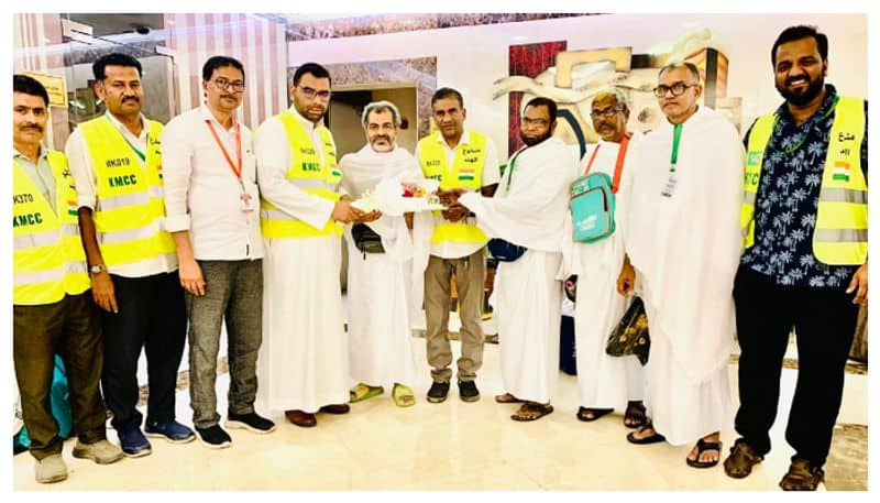 hearty reception for first group of hajj pilgrims from Kerala 