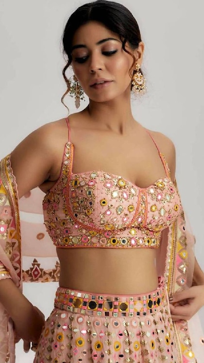 <p>हॉट लुक के लिए आप मिरर वर्क वाले बस्टियर ब्लाउज साड़ी या फिर लहंगे के साथ पेयर कर सकती हैं। इस लुक में स्टोन या मिरर वर्क वाले ईयररिंग्स पेयर करें। </p>
