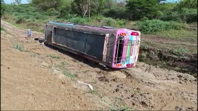 20 passengers injured while private bus collapsed in thiruvarur district vel