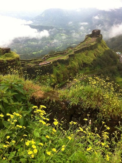 <p>जब भी महाराष्ट्र की बात होती है दिमाग में सबसे पहले मुंबई आता है और मुंबई के साथ साथ मायानगरी के बड़े बड़े स्टार्स लेकिन क्या आप जानते हैं महाराष्ट्र में बहुत से टूरिस्ट स्पॉट है।</p>

<p> </p>

