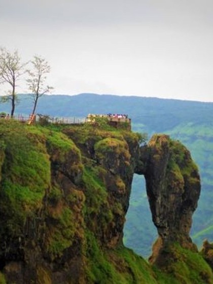 <p>महाराष्ट्र में घूमने के लिए एक दर्जन से ज़्यादा हिल स्टेशन जहां  दुनिया भर से टूरिस्ट घूमने आते हैं।  तो इस गर्मी महाराष्ट्र घूमने का प्लान बना लीजिये।</p>

