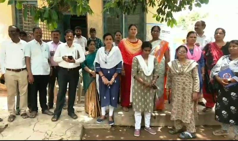 Bescom department staff protested in front of the office in Chitradurga gvd