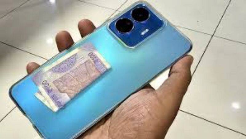 Does your mobile phone cover contain cash or a atm card? If so, go to read this tale-rag