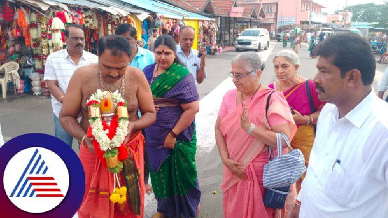 Infosys Sudhamurthy visited Goravanahalli Mahalakshmi temple and got darshan at tumakuru rav