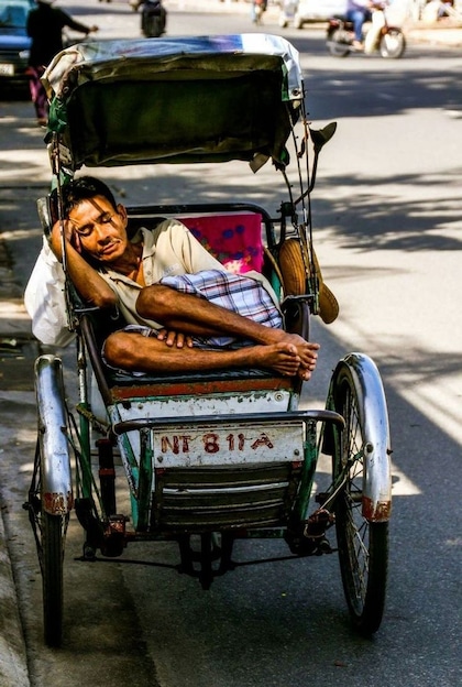 <p>जब भी गरीबी का नाम आता है तो मन में पाकिस्तान का ख्याल जरूर आता होगा लेकिन क्या आप जानते हैं दुनिया में ऐसे और भी कई देश हैं जो पाक से ज्यादा गरीबी हालत में जिंदगी काट कर रह हैं। </p>
