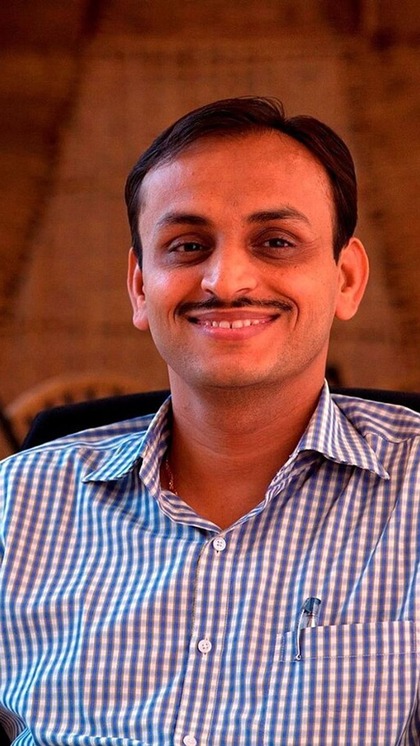 <p>मध्य प्रदेश के छोटे से गांव में जन्में डा. चेतन सोलंकी जलवायु परिर्वतन के दौरन में एनर्जी पर ग्लोबल वर्क करने में जुटे हैं। 'रिंकल्स अच्छे हैंं' कैंपेने की शुरूआत चेतन ने की थी।</p>

<p> </p>
