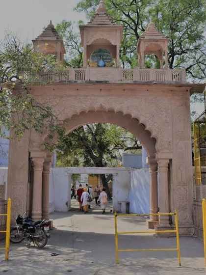 <p>वृन्दावन के टटिया गांव में  किसी भी आधुनिक तकनीक एवं  बिजली का उपयोग नहीं किया जाता है।यहां किसी भी घर में पंखे और बल्ब नही लगे हैं।<br />
 </p>
