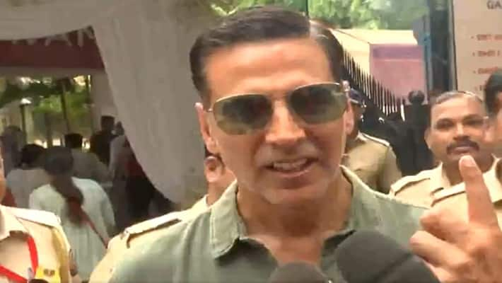 Akshay Kumar casting his vote at a polling booth in Mumbai mrq