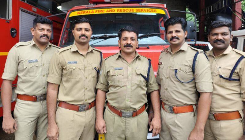 2 year old girl locks inside room and sleeps panicked parents seeks help from fire force finally door break to open