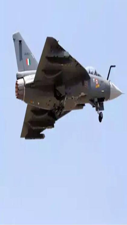 <p>सिंगल इंजन मल्टीपर्पज लड़ाकू विमान को एयरोनॉटिकल डेवलपमेंट एजेंसी (ADA) द्वारा डिजाइन किया गया है।तेजस LCA नजदीकी हवाई सहायता, वायु रक्षा और टोही मिशनों के लिए एक बहुमुखी विमान है।<br />
 </p>
