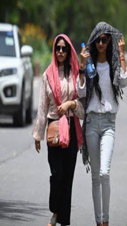 <p>दिल्लीवासी भी तपती गर्मी से परेशान है। बीते दिन नजफगढ़ 47.8 डिग्री के साथ सबसे गर्म रहा। वहीं पालम,सदफरगंज समेत कई जगहों का तापमान 43 डिग्री से ज्यादा रिकॉर्ड किया गया। </p>
