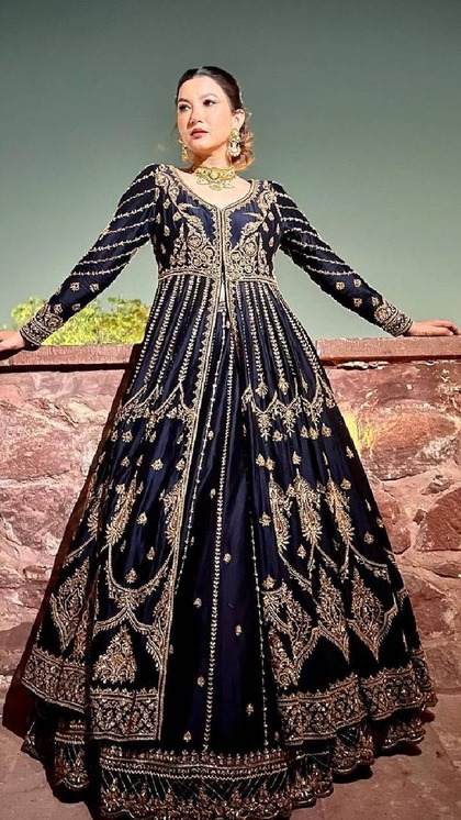 <p>हैवी एथनिक लुक के लिए गौहर खान की तरह डबल लेयर अनारकली सूट कैरी करें। आप गर्मियों के हिसाब से वाइब्रेंट कलर चुन सकती हैं। </p>

