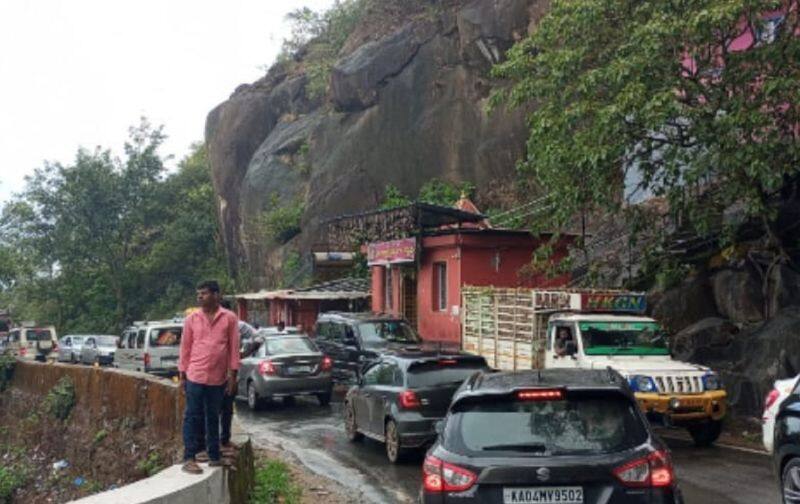 Rain In Chikkamagaluru Traffic jam at Charmadi Ghat gvd