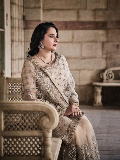 <p> जब भी दुनिया की सबसे अमीर महिला का ज़िक्र होता है तो नीता अम्बानी का नाम सबसे पहले आता है लेकिन क्या आप जानते हैं की दुनिया के सबसे बड़े घर की मालकिन राधिका राजे गायकवाड़ हैं। </p>
