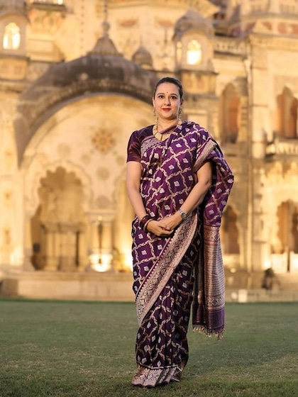 <p> राधिका के पिता वांकानेर के महाराजा कुमार डॉ रंजीत सिंह इकलौत इनसान थे,जो राजमहल का सुख छोड़कर IAS OFFICER  बने । राधिका भी अपने पिता की तरह कुछ अगल करना चाहती थी।</p>
