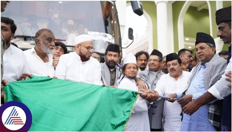 Karnataka CM Siddaramaiah farewell to 10168 muslim pilgrims to Haj tour in Bengaluru sat