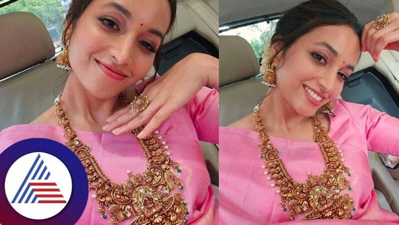 Kannada KGF actress Srinidhi shetty flaunts her gold necklace and pink saree vcs