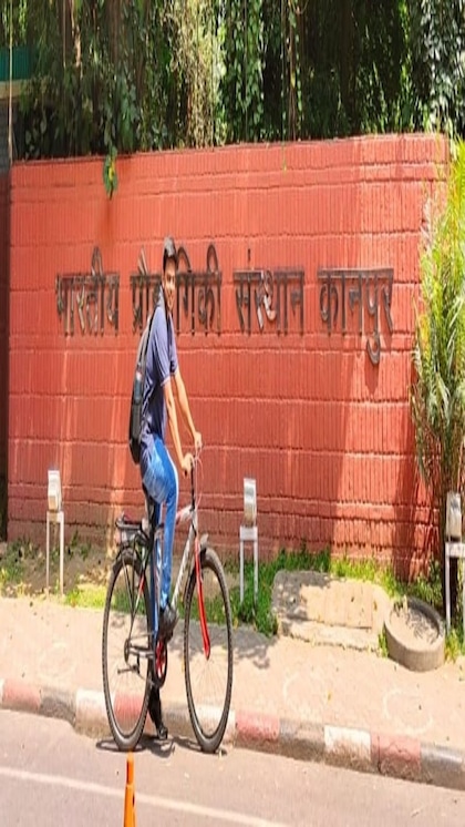 <p>IIT में सबसे लोकप्रिय कोर्स है B.Tech। इसके अलावा कंप्यूटर साइंस, मैकेनिकल, केमिकल और सिविल इंजीनियरिंग जैसी शाखाओं में स्पेशलाइजेशन किया जा सकता है।</p>
