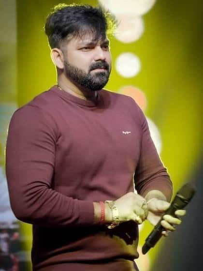 <p>पवन सिंह भोजपुरी के सबसे अमीर स्टार्स में से एक है। भोजपुरी गाने और फिल्मों से पवन ने अपनी पहचान बनाई है।</p>

<p><br />
 </p>

