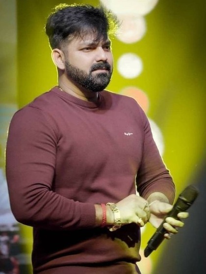 <p>पवन सिंह भोजपुरी के सबसे अमीर स्टार्स में से एक है। भोजपुरी गाने और फिल्मों से पवन ने अपनी पहचान बनाई है।</p>

<p><br />
 </p>
