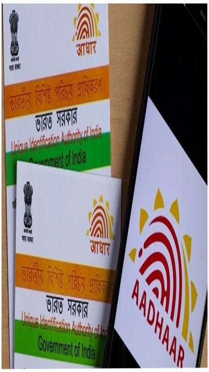 <p>आधार कार्ड को अपडेट कराने के प्रॉसेज दो प्रकार के होते हैं। दोनों की अलग-अलग भूमिकाएं हैं। पहला ऑनलाइन पोर्टल पर जाकर और दूसरा आधार नाॅमिनेशन सेंटर के माध्यम से।</p>
