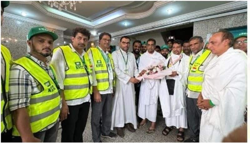 malayali organizations received first batch of hajj pilgrims from kerala 