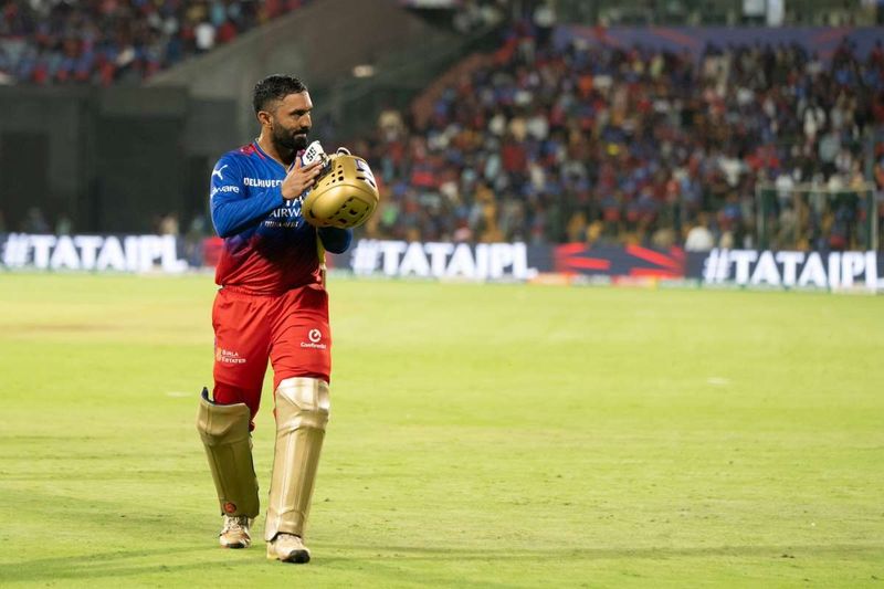 'DK, we love you': WATCH RCB's moving farewell to Dinesh Karthik featuring wife Dipika, Virat Kohli & more vkp