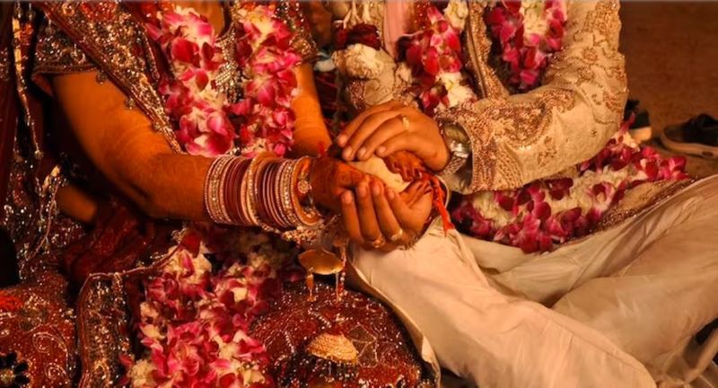 Uttar Pradesh wedding Hall turned as battlefield after groom kisses the bride in the wedding stage in Hapur akb