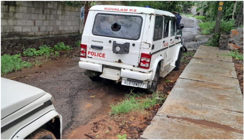 trivandrum goonda list youth attacked kovalam police and escaped