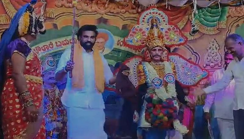 Ballari BJP Candidate B Sriramulu Dance in Bayalata grg 