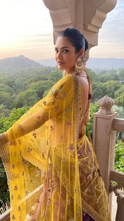 <p>लहंगे के साथ बैकलेस ब्लाउज पहन आप सेक्सी लुक दे सकती हैं। स्लीव्स को एल्बो या फिर फुल पहनने से लुक निखर के सामने आएगा। </p>
