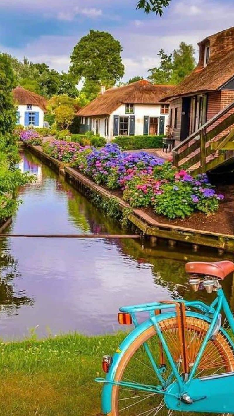 A dream-like village in the Netherlands with no roads and no cars Giethoorn iwh