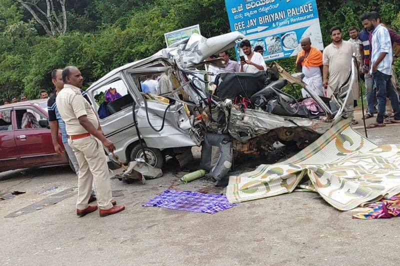 four death in chikkamagaluru road accident gvd