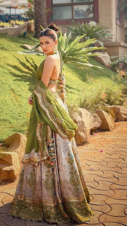 <p>प्रिंटेड लहंगे के साथ अवनीत कौर ने बैकलेस हॉल्टरनेक ब्लाउज कैरी किया है। बैक में लटकन ब्लाउज और कानों में ड्रॉप ईयररिंग्स के क्या ही कहने। </p>

