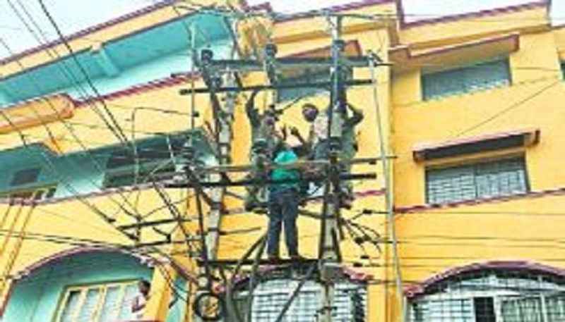 Mentally Ill Person Sung Song who Climb an Electric Pole in Belagavi grg 