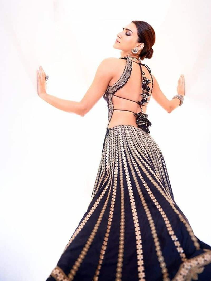 Kriti Sanon Backless Blouse Design for Saree and Lehenga zkamn