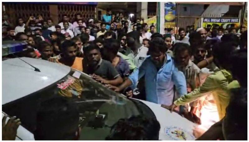 crowd attack police station davangora kartnata