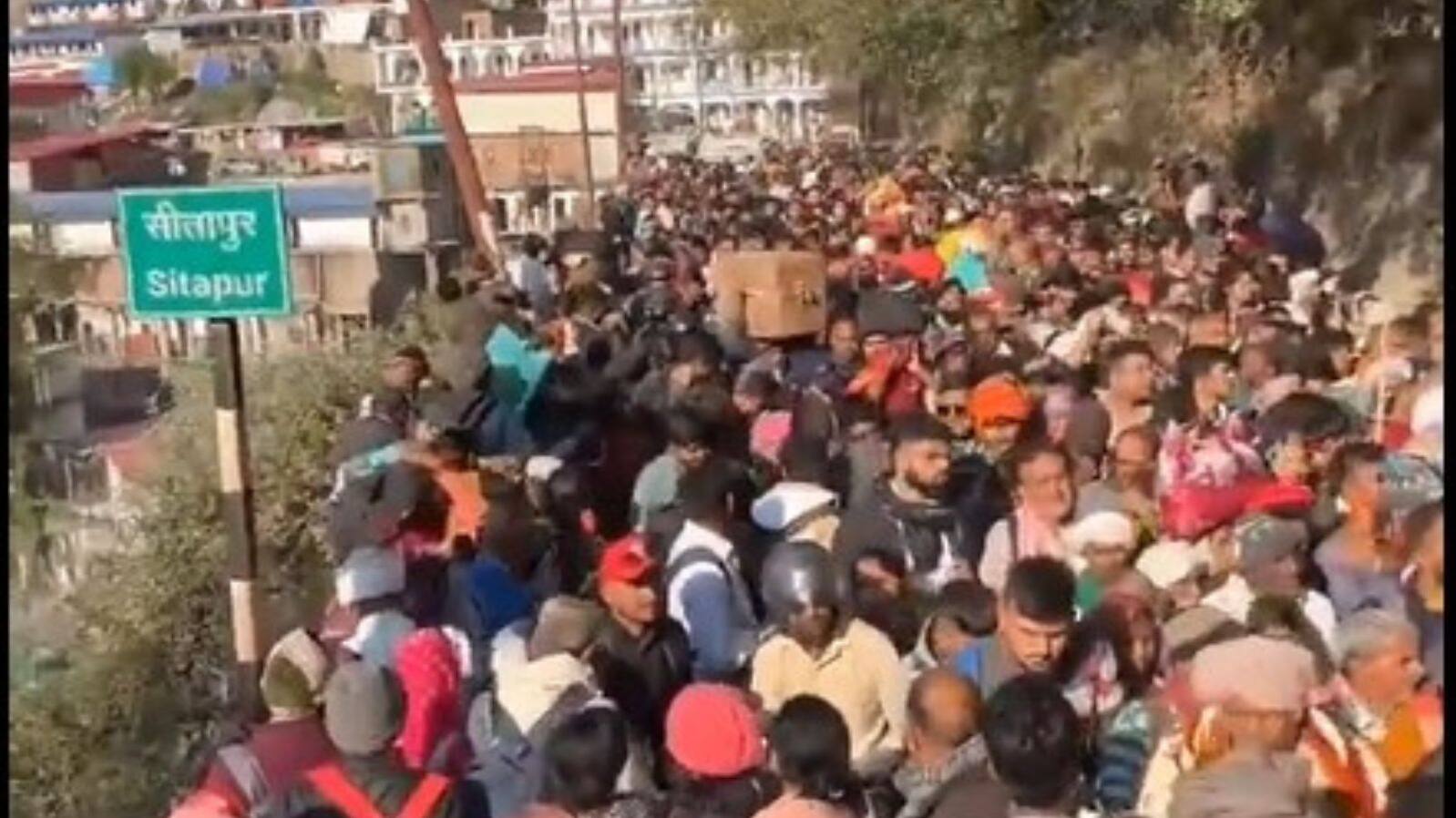 केदारनाथ मंदिराकडे जातानाची गर्दी 
