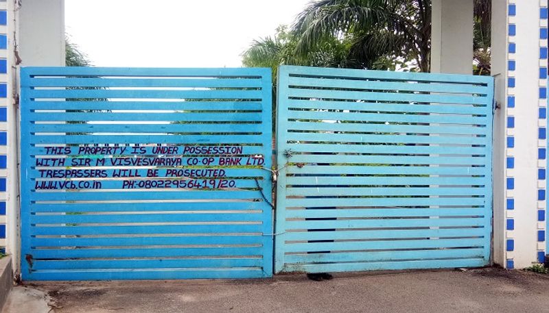 Private School Gate Locked Not Pay the Loan at Srirangapatna in Mandya grg 