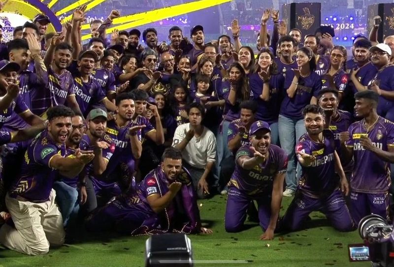 Shahrukh Khan Imitates Controversial Flying Kiss Of Harshit Rana After Kolkata Knight Riders IPL Win kvn