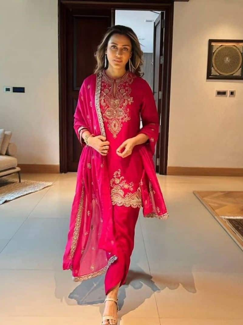 Namrata Shirodkar latest kurta set zkamn