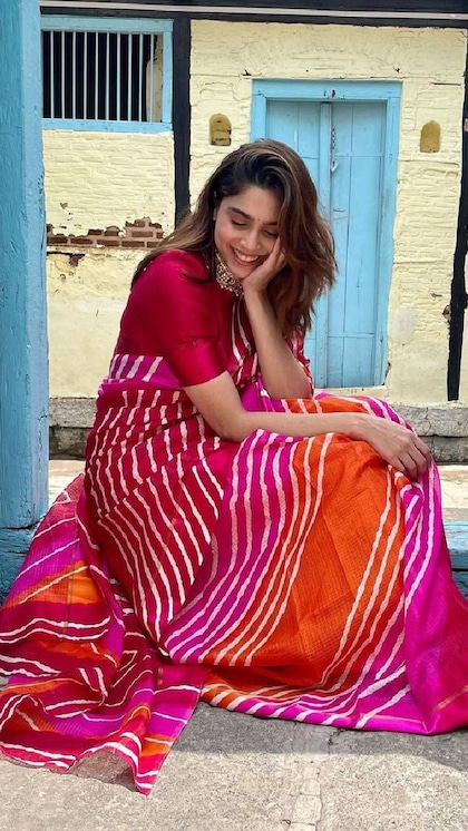 <p>गर्मियों में और सावन में लहरिया साड़ी का फैशन इन हो जाता है। आप पसंदीदा कलर या दो से तीन कॉन्ट्रास्ट कलर में लहरिया साड़ी खरीद सकती हैं। </p>
