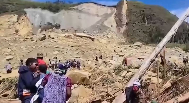 2000 people buried after landslide in Pacific island nation Papua New Guinea akb