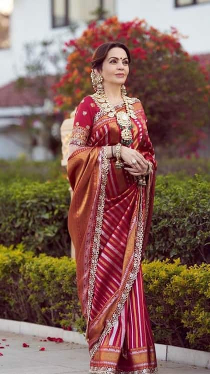 <p>रॉयल लुक के लिए नीता अंबानी जैसी गुजराती सिल्क साड़ी पहन सकती हैं। उन्होंने महरानी हार, हैवी इयररिंग्स और बन के साथ लुक पूरा किया। आप भी इसे अपने हिसाब से रिक्रिएट करें।</p>
