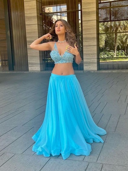 <p>निया ने ब्लू कलर का लहंगा पहना है जिस पर सीक्विन वर्क का हैवी एंब्रायडर्ड ब्लाउज पहना है। कर्ली बाल न्यूड मेकअप और सिल्वर नेकलेस से लुक कंप्लीट किया है।</p>

