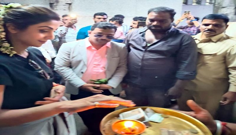 Bollywood Actress Shilpa Shetty Visited to Srikanteshwara Temple at Nanjangudu in Mysuru grg 