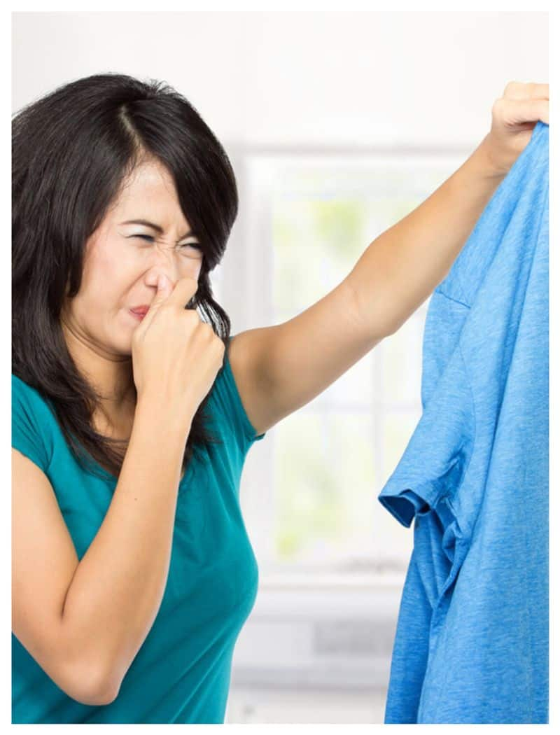 ways to remove odor from clothes during monsoons