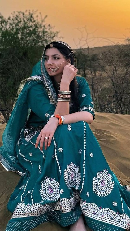 <p>IAS परी के एथनिक लुक किसी एक्ट्रेस से कम नहीं है। 2019-2020 बैच की आईएएस अधिकारी परी विश्नोई की खूबसूरत राजस्थानी ड्रेस, गले में आड़, बिंदी और नथ से लुक पूरा किया है।</p>
