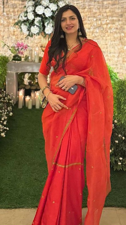 <p>गोल्डन पट्टी से सजी ऑर्गेंजा साड़ी में परी की खूबसूरती देखने लायक है। परी ने लुक को पूरा करने के लिए चांद बालिया और सिंपल नेकलेस टीमअप किया है। </p>
