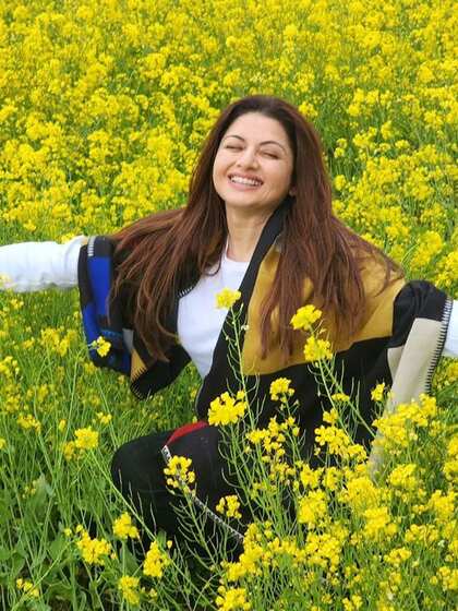 <p>53 साल की उम्र में भाग्यश्री 20 साल की लड़कियों की सुंदरता को मात देती नजर आती हैं। उनकी स्किन शीशे जितनी सफेद है।</p>

